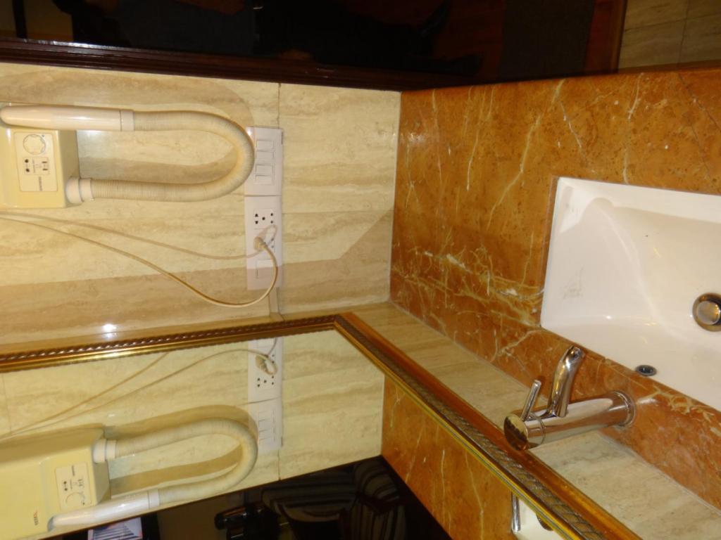 The Picasso Residency - Naraina New Delhi Hotel Bagian luar foto